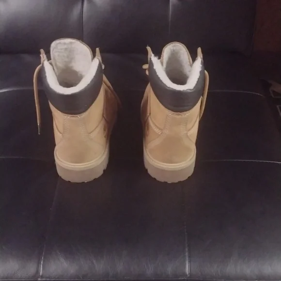 Wheat Timberland Boots Size 4.5 in kids fur inside. - Picture 3 of 5